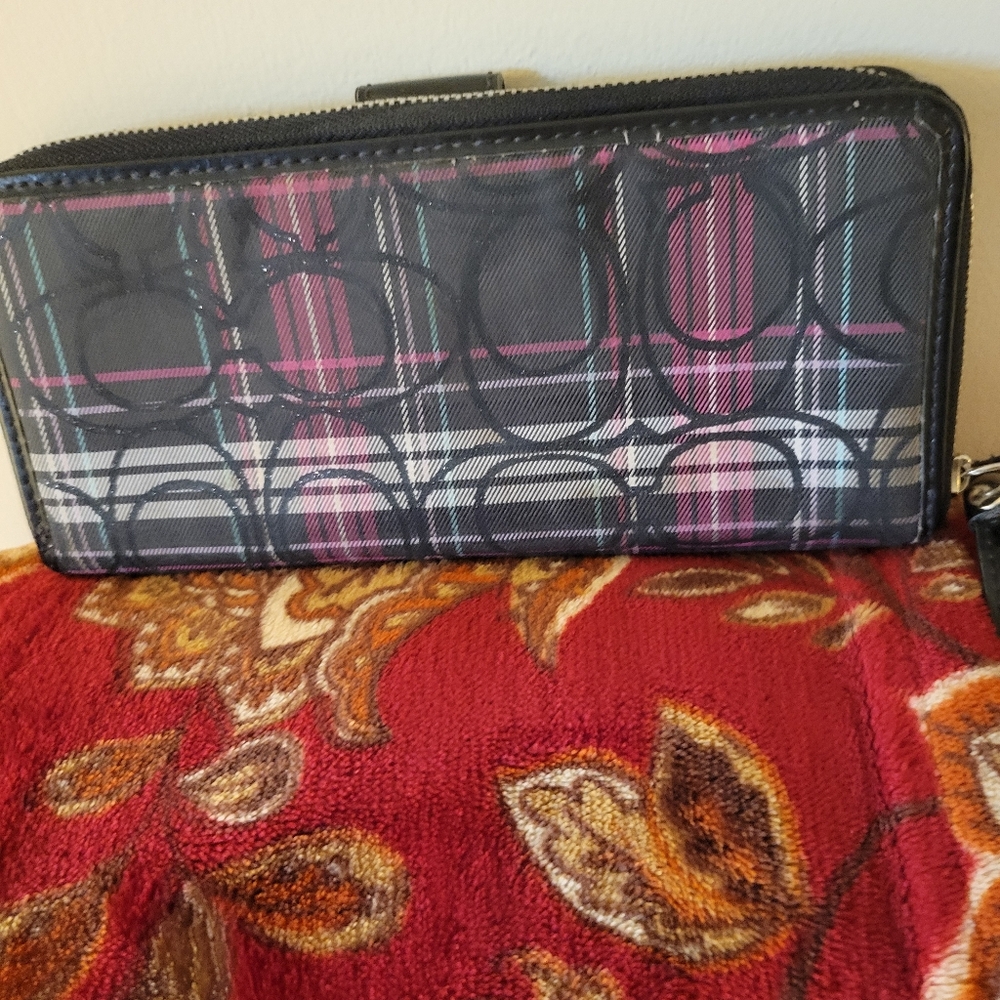 Coach poppy wallet tartan plaid zip around in maroon and black. - Picture 2 of 4